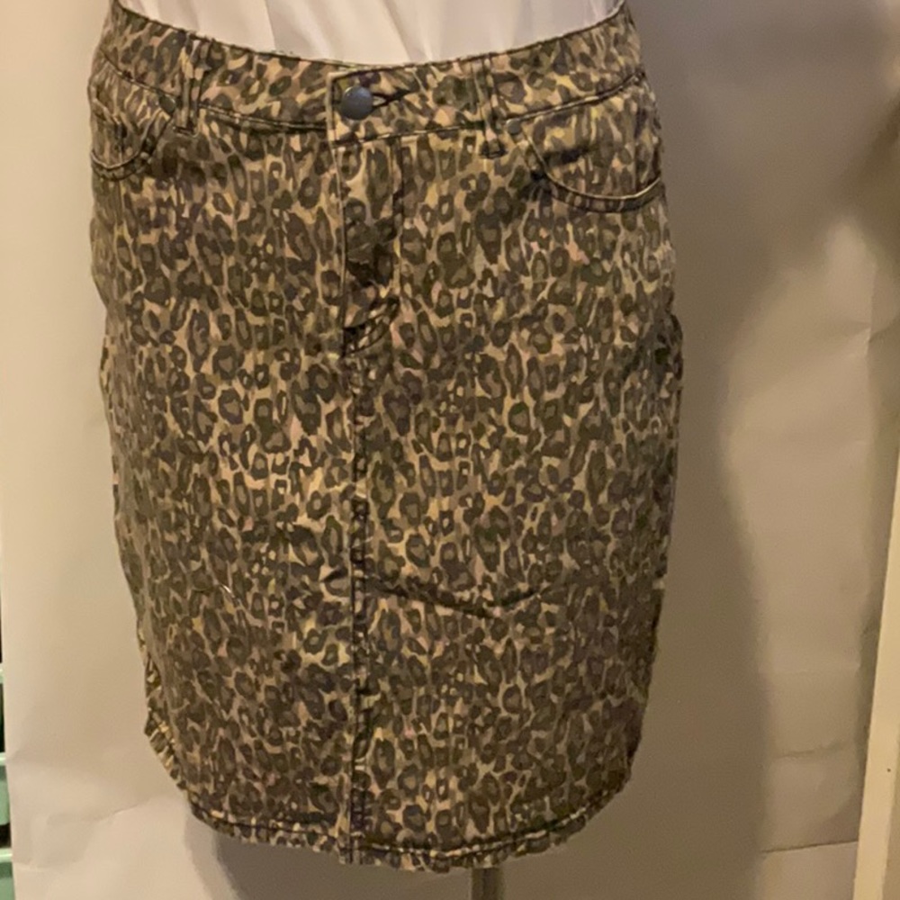 women’s D. Jeans Brown Leopard Print skirt Size 8.